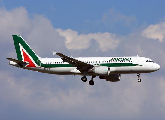 Alertă la bordul unui avion Alitalia! A aterizat de urgenţă la Roma după ce a lovit o pasăre