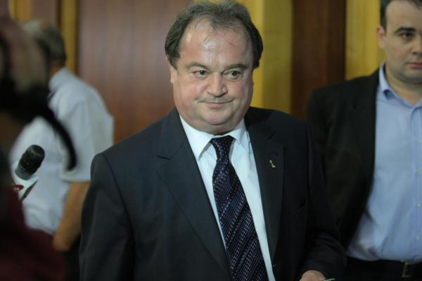 Blaga îi cere lui Ponta demisia imediată și anunță organizarea unui lanț uman în jurul Parlamentului