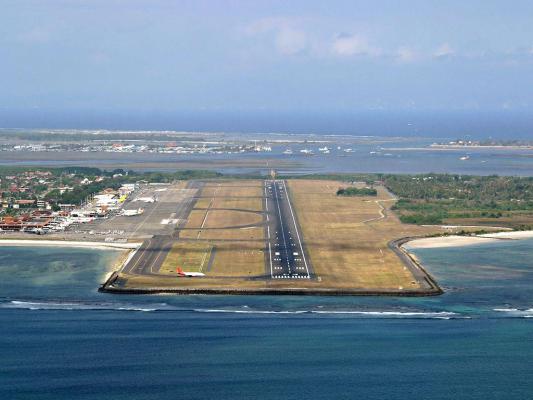 Indonezia: Aeroportul de pe insula Bali, închis din cauza erupției unui vulcan, mii de turiști blocați