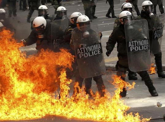 Grecia: Incidente violente în Piața Syntagma la începutul dezbaterii parlamentare