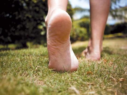 Incredibil! Ce se întâmplă dacă MERGI DESCULȚ cinci minute în fiecare zi!