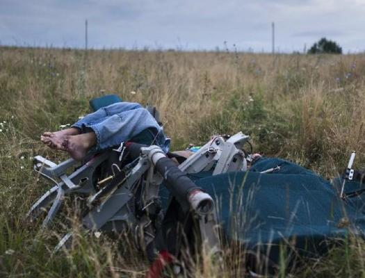 Zborul MH17: O înregistrare video, atribuită separatiștilor, în care aceștia scotocesc printre obiectele victimelor