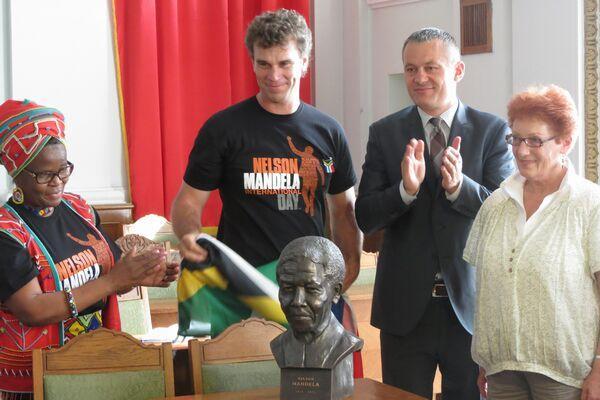 Prima statuie a lui Nelson Mandela din România, dezvelită la Oradea