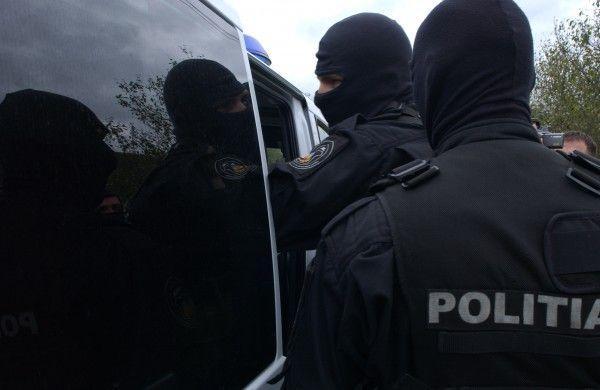 Percheziții la traficanți de droguri din zona Gării de Nord