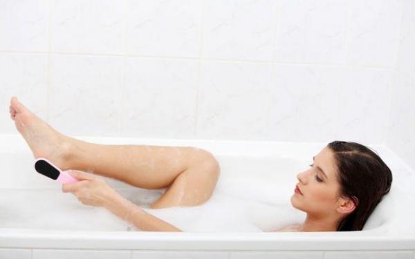 Repară-ți CĂLCÂIELE cu un tratament făcut în casă