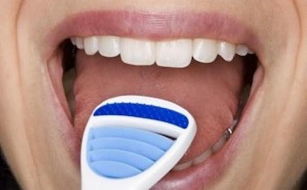 Puțini știu! Ce se întâmplă dacă pui zahăr și sare SUB LIMBĂ seara, înainte de culcare