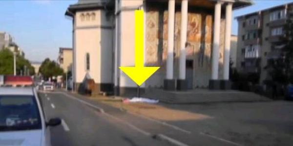 Au crezut că este un semn! Obiectul căzut din cer pe treptele unei biserici din România i-a îngenunchiat pe toţi