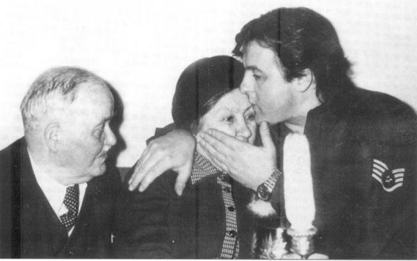 O poză inedită cu "Tribunul": Cornel Vadim Tudor alături de părinţii săi