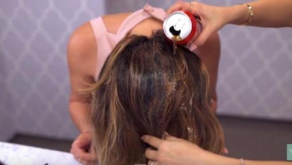 INCREDIBIL! Ce se întâmplă dacă îţi speli PĂRUL CU COLA