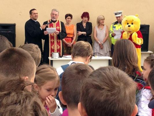 Fotografia "scoasă din arhiva Facebook": imaginea distribuită de zeci de românii cu ocazia primei zile de şcoală. În ea apar preotul, poliţistul şi... Winnie the Pooh