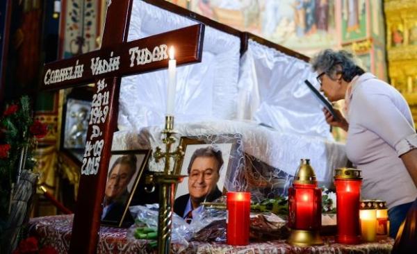 Corneliu Vadim Tudor înmormântat  la Cimitirul Ghencea cu onoruri militare