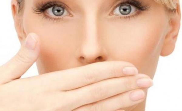 Nu mai ştii ce să faci să scapi de respiraţia urât mirositoare?! Încearcă cu infuzii de plante