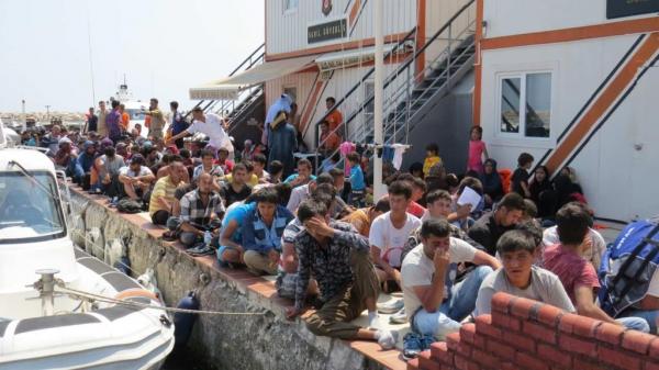 Mii de imigranți pe insula Lesbos! Autoritățile grecești îi ajută să ajungă mai repede în Europa