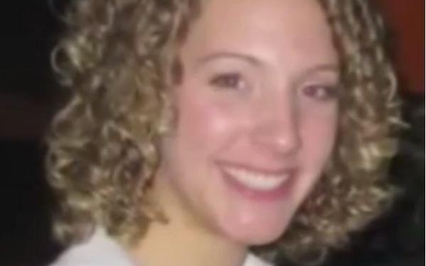 Ziua era PROFESOARĂ, noaptea făcea cu totul altceva. Ce au descoperit elevii ei pe internet