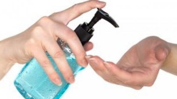 Pericolul ascuns din gelurile dezinfectante pentru mâini. Din ce în ce mai mulţi copii ajung la spital