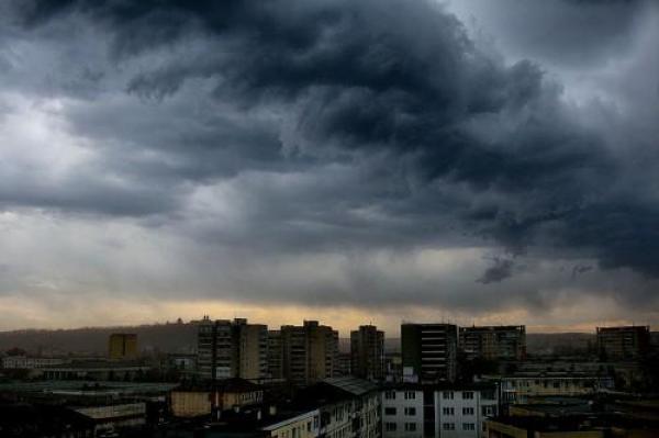 Avertizarea de ploi şi furtuni, prelungită. Care sunt zonele vizate