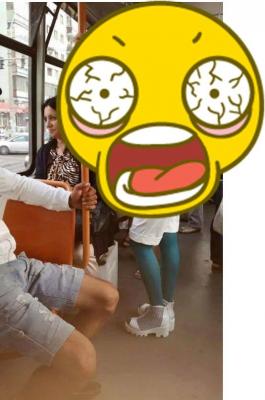 FOTO VIRAL! Cum a fost surprinsă o femeie într-un tramvai din Bucureşti