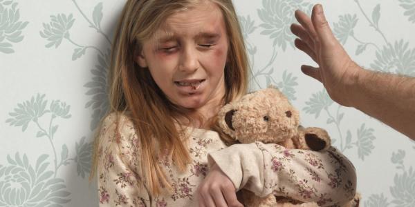 O jurnalistă din România a avut curajul să povestească cum ERA BĂTUTĂ de părinți: Ne alinia şi la semnalul „JOS OCHELARII!” se dezlănţuia infernul