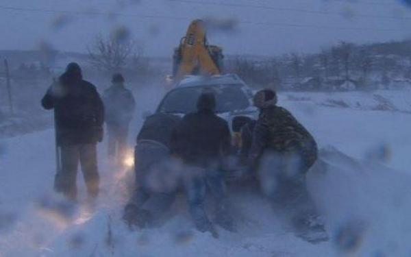 Vrancea: Şapte autoturisme în care se află aproximativ 20 de persoane, blocate în zăpadă pe DN 23