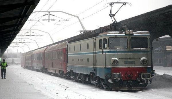 Trenurile de călători circulă cu restricţii de viteză, din cauza zăpezii