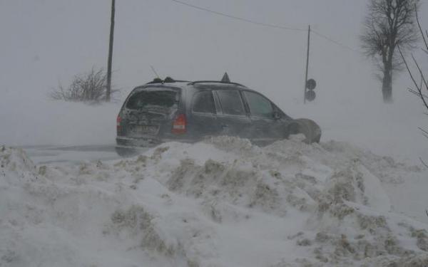 Suceava: Zeci de oameni au rămas blocați în zăpada viscolită