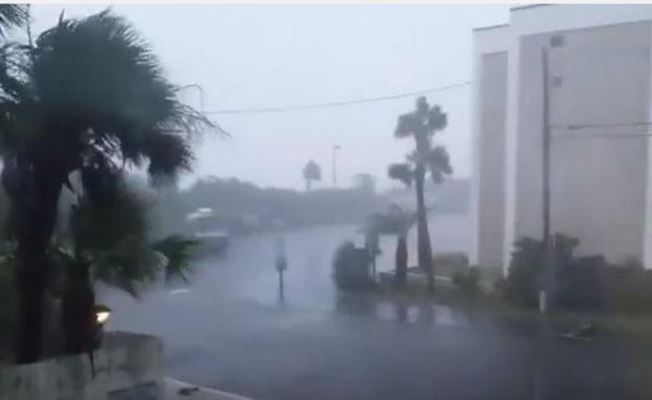 BILANŢ DEVASTATOR în urma uraganului Matthew: 1000 de oameni au murit în Haiti. Autorităţile îngroapă morţii în gropi comune