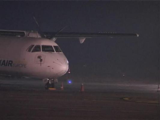 INCIDENT pe Aeroportul Timişoara: un avion cargo a lovit cu aripa doi stâlpi de iluminat