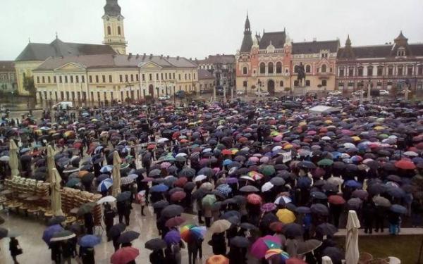 Se ÎNTÂMPLĂ ACUM: MITING DE AMPLOARE! Sute de credincioşi s-au adunat în Piaţa Unirii pentru a cere modificarea Constituţiei: “Ne preocupă soarta copiilor noştri”