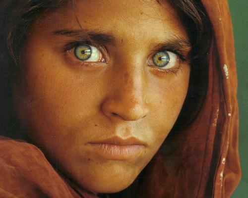 “Mona Lisa a războiului din Afganistan”, femeia faimoasă pentru imaginea de pe coperta National Geographic din iunie 1985, a fost arestată în Pakistan