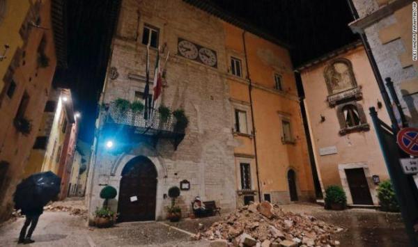 NOAPTE DE COŞMAR în Italia. Centrul ţării, ZGUDUIT de trei seisme puternice, urmate de zeci de replici. Mii de persoane au petrecut noaptea afară, în ploaie (FOTO, VIDEO)