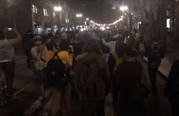 Noi INCIDENTE în SUA după victoria lui Trump: Zeci de mii de oameni au ieşit în stradă. Cinci persoane au fost rănite (VIDEO)