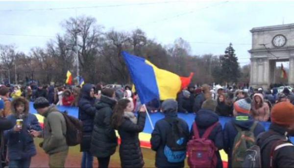 PROTESTELE continuă la Chişinău după victoria pro-rusului Igor Dodon: Circa 3.000 de oameni cer repetarea celui de-al doilea tur de scrutin