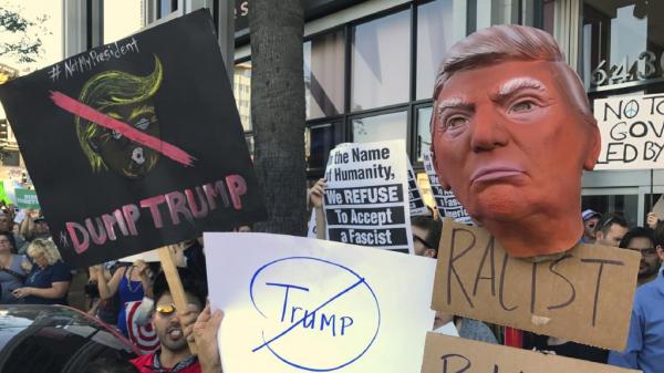 Protestele anti-Trump iau amploare în America. Sute de elevi de liceu au scandalizat alegerea noului preşedinte: “Vrem mai puţin rasism, să oprim violenţa” (FOTO)