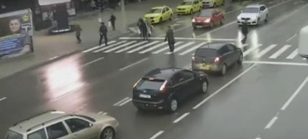 Clipe de GROAZĂ surprinse în direct: O reclamă spulberă un pieton care trecea strada. Bărbatul este în COMĂ: “Nu ştiu dacă o să scape” (VIDEO)