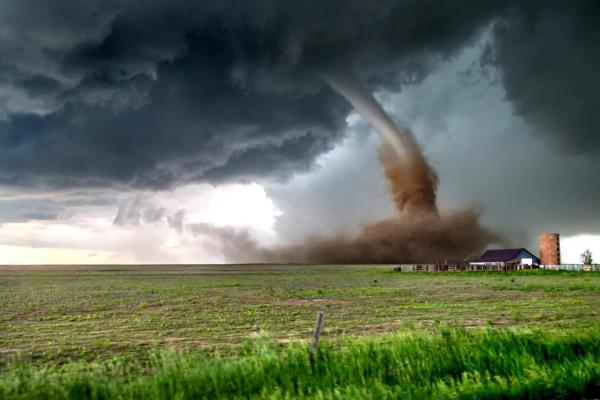 Imagini APOCALIPTICE: Tornadele fac RAVAGII în Ţara Galilor. Au rupt copaci şi răsturnat rulote (FOTO)