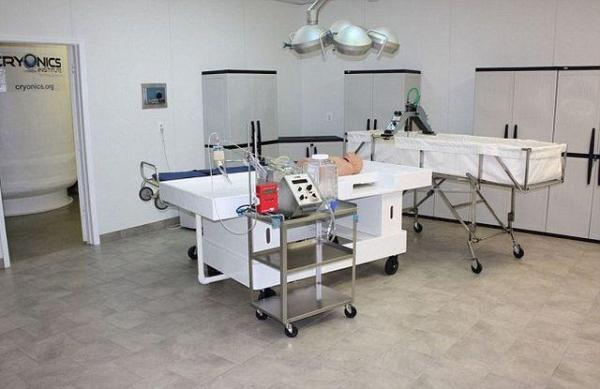 TULBURĂTOR! Povestea incredibilă a unei fetiţe care a cerut să fie congelată prin criogenie pentru a putea fi înviată din morţi (FOTO)