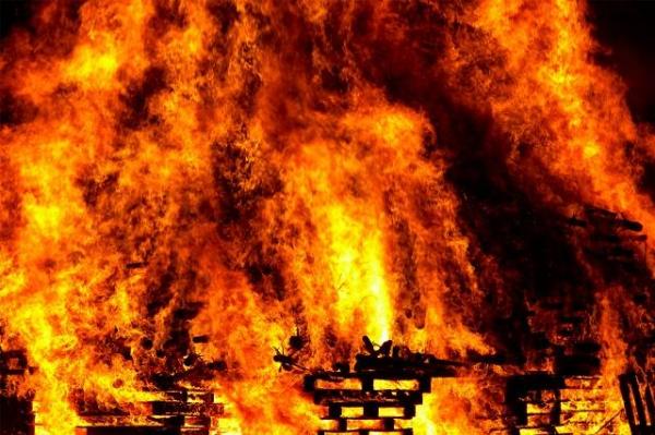 Biserică incendiată în SUA. Mesajul lăsat pe un zid de autorii atacului pune pe jar autoritățile americane. Imagini de la faţa locului (FOTO + VIDEO)