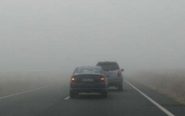 AVERTIZARE METEO: Cod galben de ceaţă în cinci judeţe. Vizibilitatea e redusă pe autostrada A1 Sibiu-Deva