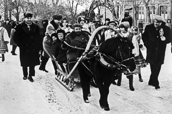 Viaţa lui Fidel Castro în IMAGINI: Salvatorul devenit dictator (GALERIE FOTO)