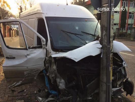Adolescent devenit infractor: un tânăr de 17 ani din Neamţ a furat un microbuz, l-a înfipt într-un stâlp şi a fugit