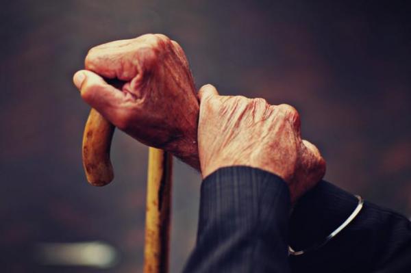 Un bătrân şi-a dat viaţa pentru pensie. Trei tineri l-au omorât în bătaie pentru că n-a vrut să le dea banii