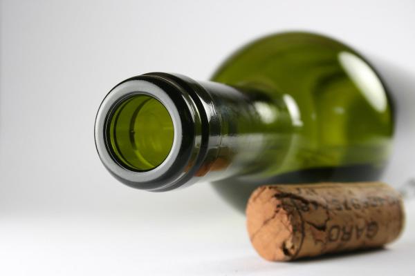 Un tânăr din Botoşani a băut până a murit. Poliţiştii au deschis dosar de ucidere din culpă