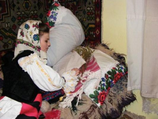 Cruci cu usturoi la uşi şi ferestre, cepe în pod, grâu la încolţit. Tradiţii, obiceiuri şi ritualuri de Sfântul Andrei