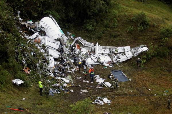 CATASTROFA AVIATICĂ din Columbia a ucis 20 de ziarişti şi a decimat o echipă de fotbal braziliană. BILANŢ: 71 de morţi! ULTIMELE CUVINTE ale pilotului (FOTO + VIDEO)