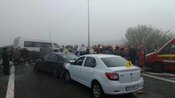 Operaţiune de salvare contracronometru: Peste o sută de salvatori au intervenit la accidentul de pe autostrada A2
