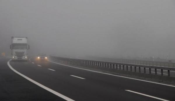 ATENŢIE, şoferi! Trafic în condiţii de ceaţă pe Autostrada A2. Un TIR şi o autoutilitară s-au ciocnit pe A1