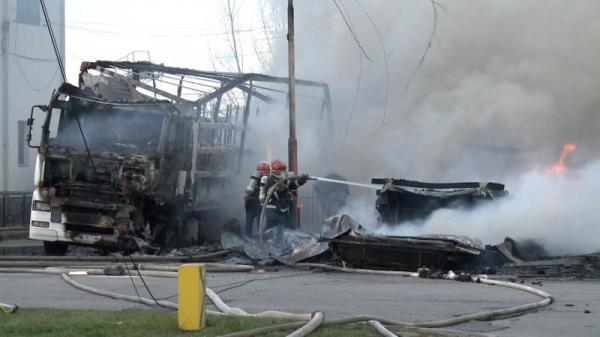 Incendiu PUTERNIC: Cinci tiruri au fost făcute scrum