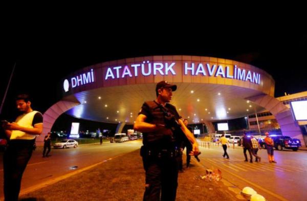 Din NOU teroare pe aeroportul Ataturk din Istanbul. Autorităţile sunt în ALERTĂ, după ce au tras mai multe focuri de armă