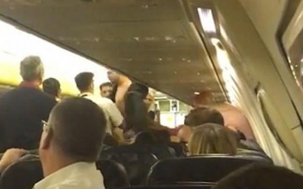 Imagini ŞOCANTE la bordul unui avion: Mai mulţi romi s-au luat la bătaie. Ce a urmat a UIMIT pe toată lumea: “A fost îngrozitor” (VIDEO)