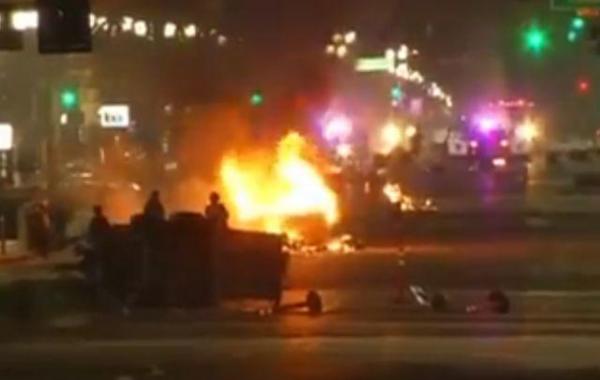 PROTESTE în SUA după victoria lui Trump: Mai multe vitrine au fost distruse şi maşini incendiate. Studenţi de la universităţi din California şi Oregon au ieşit în stradă scandând "F..k Trump" (VIDEO)